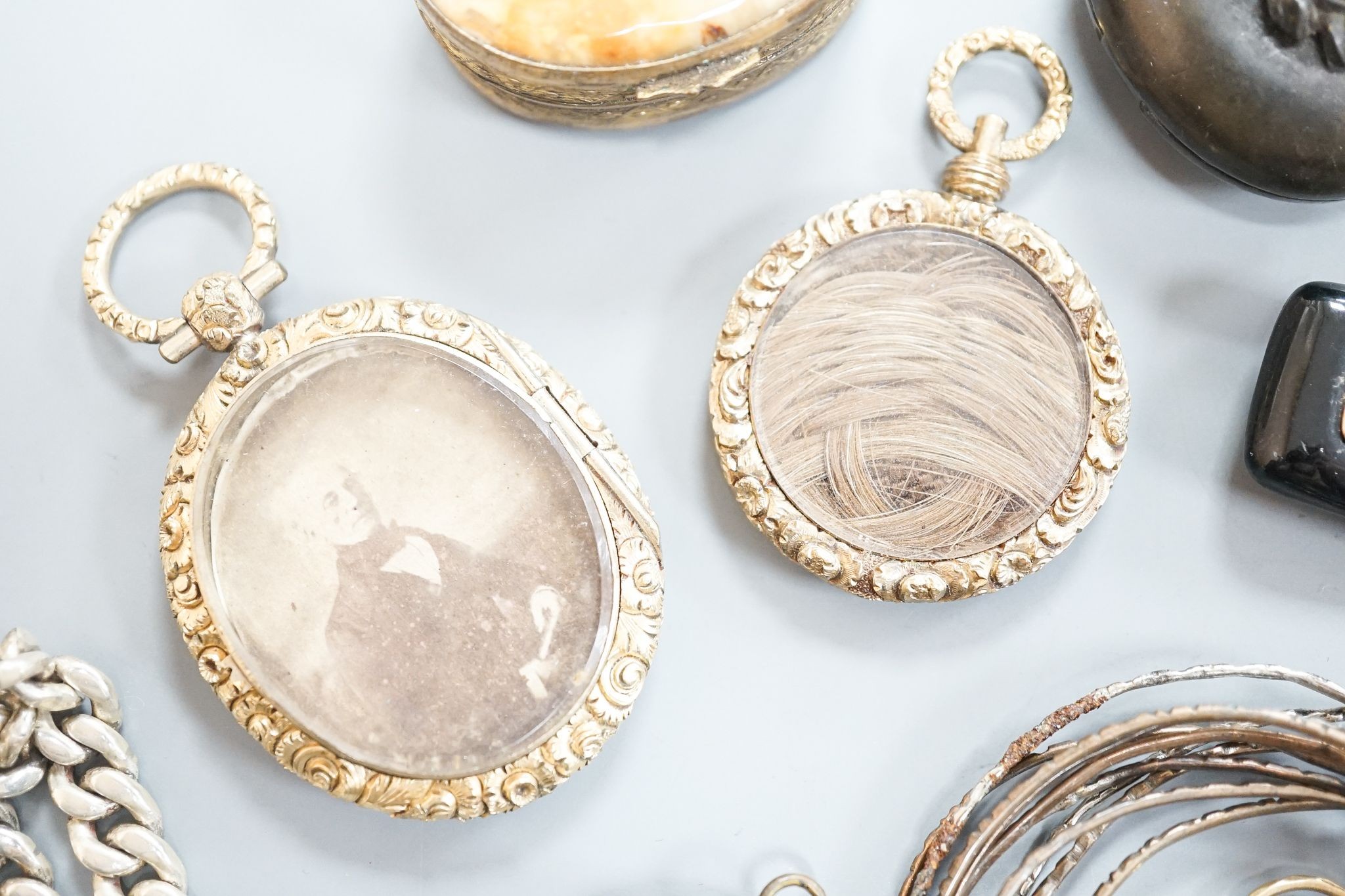 Sundry jewellery, including yellow metal overlaid mourning pendant with plaited hair, George III mourning brooch(a.f.), lockets, bracelet, unmounted cut citrine, etc.